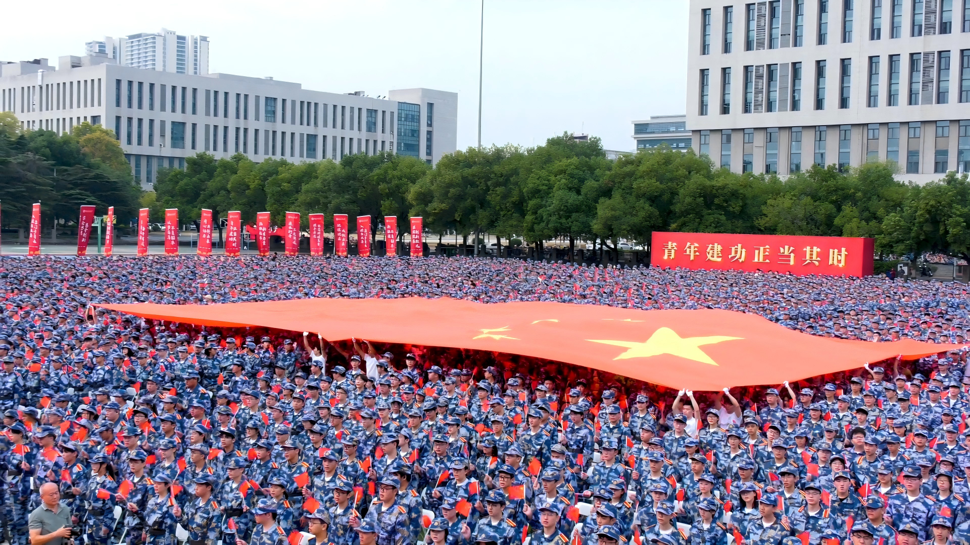 湖北工业大学校园活动现场,师生在户外广场开展集体活动