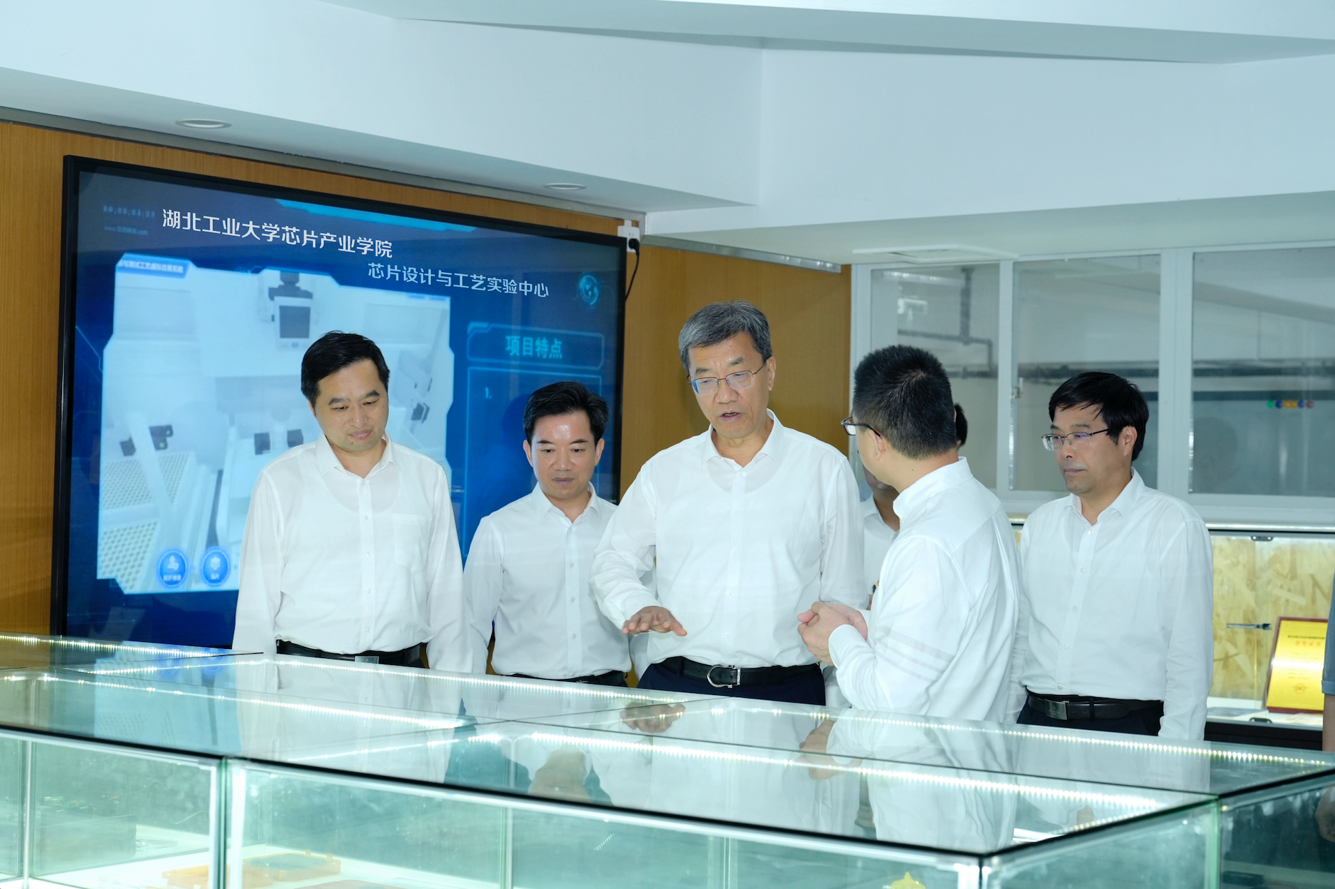 湖北工业大学校园活动场景,学生聚集在广场上参与校园活动