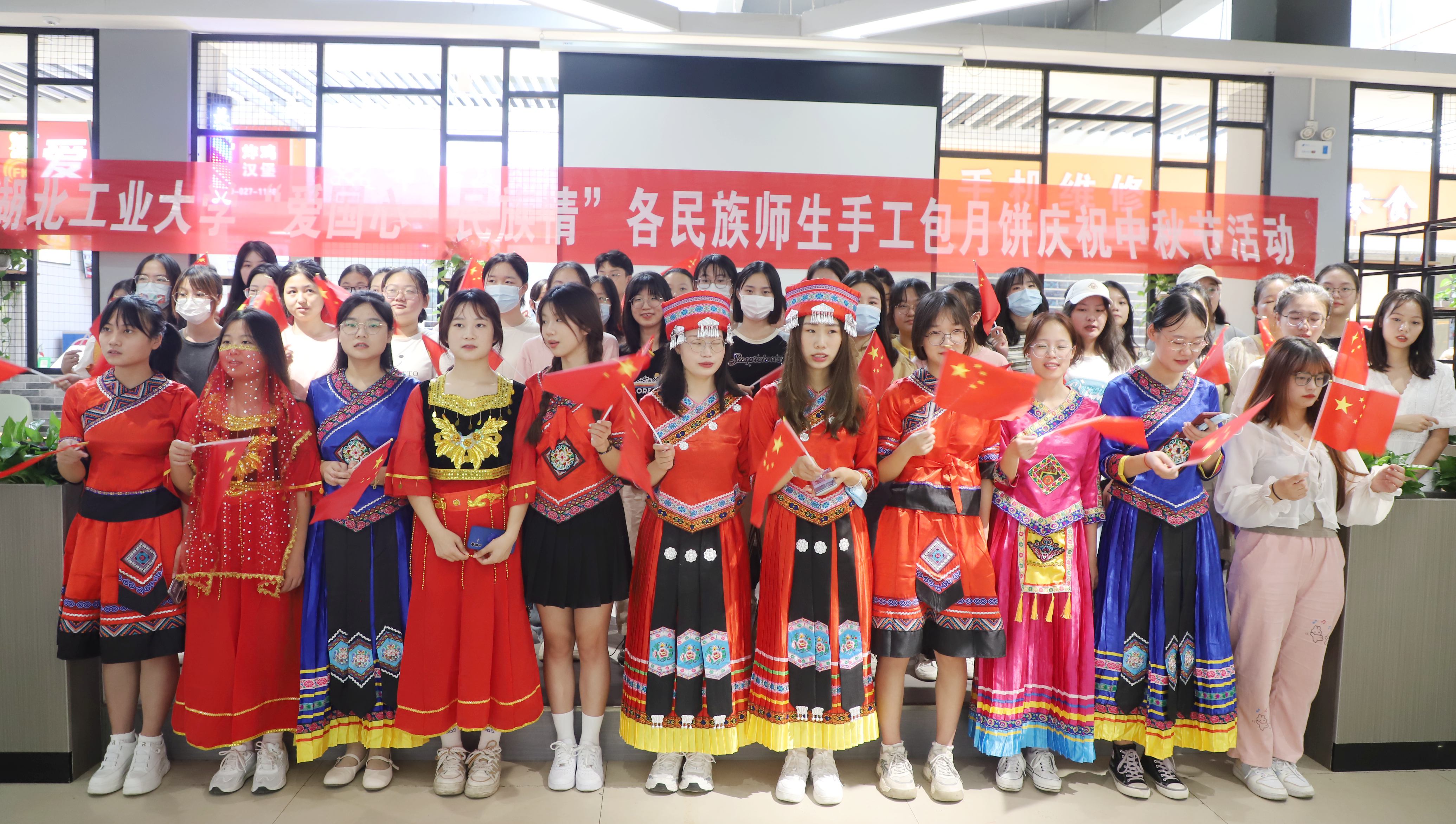 我校举办“爱国心•民族情”各民族师生手工包月饼庆祝中秋节活动