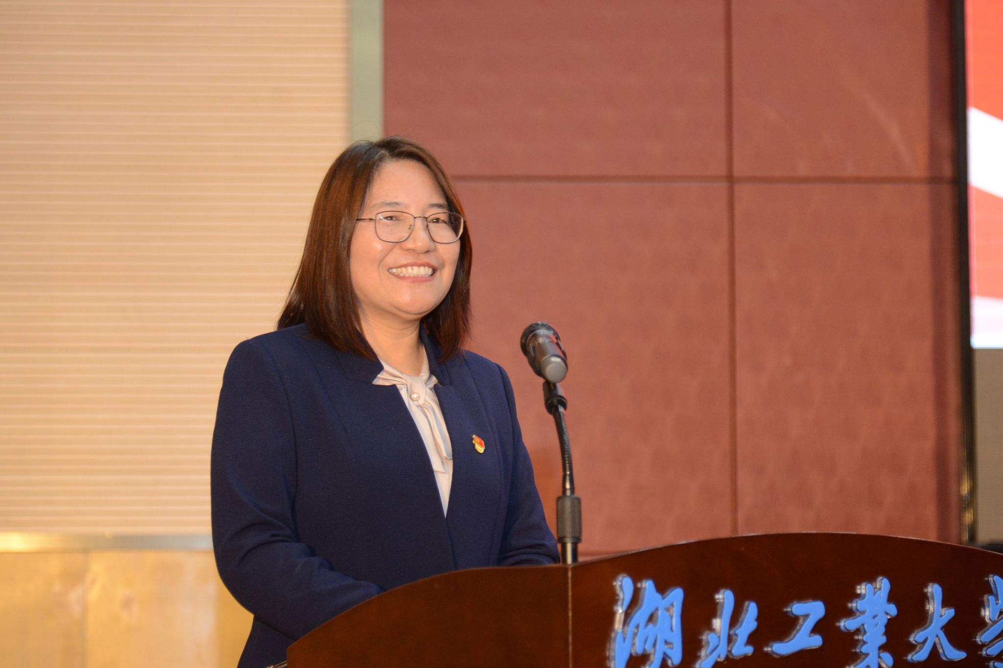 与合作处处长龙艳,外国语学院黄广芳,陈宝琳,徐今,黄中辉,曾君等老师