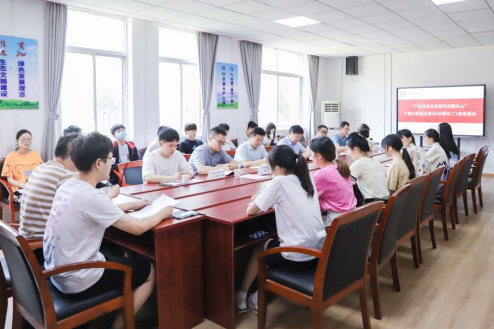 校党委书记刘德富深入学生班级开展下基层察民情解民忧暖民心实践活动