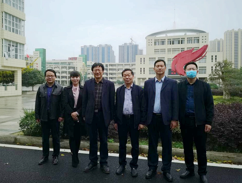 走访新洲一中阳逻校区在新洲,蔡光兴顺道还看望了新洲区校友会的负责