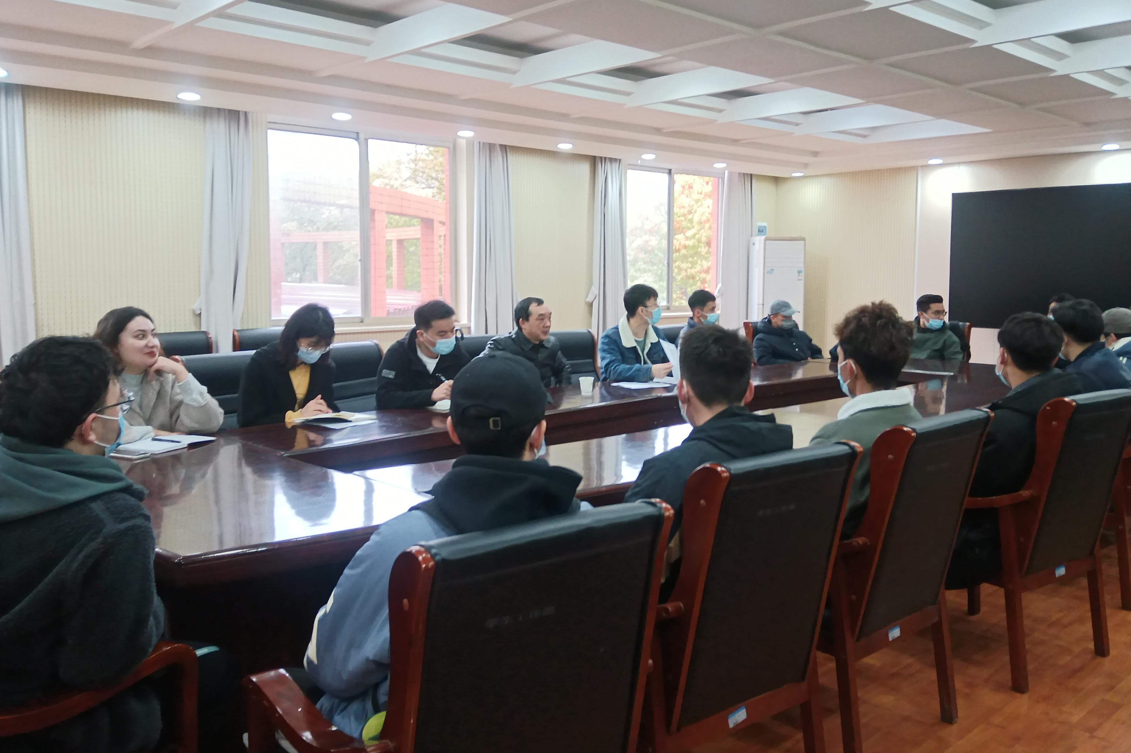 走访、座谈、答疑解惑 学校持续开展关爱少数民族学生主题活动