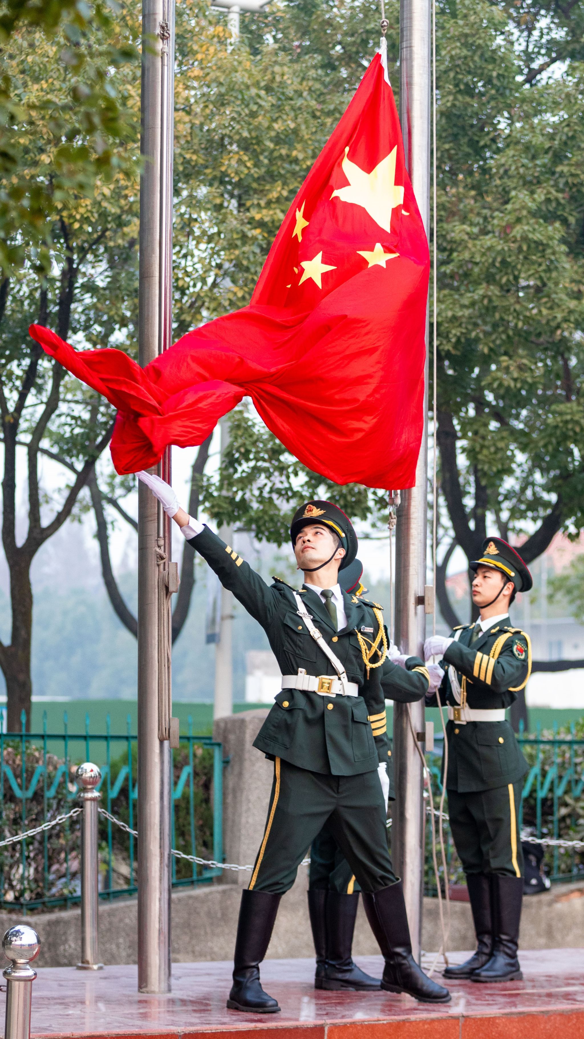 我校举行一二九主题升旗仪式