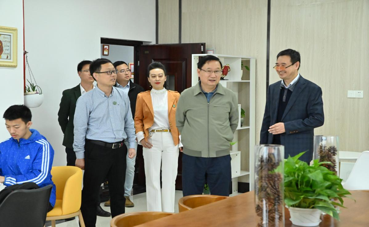 校长彭育园到底特律绿色工业学院调研指导工作