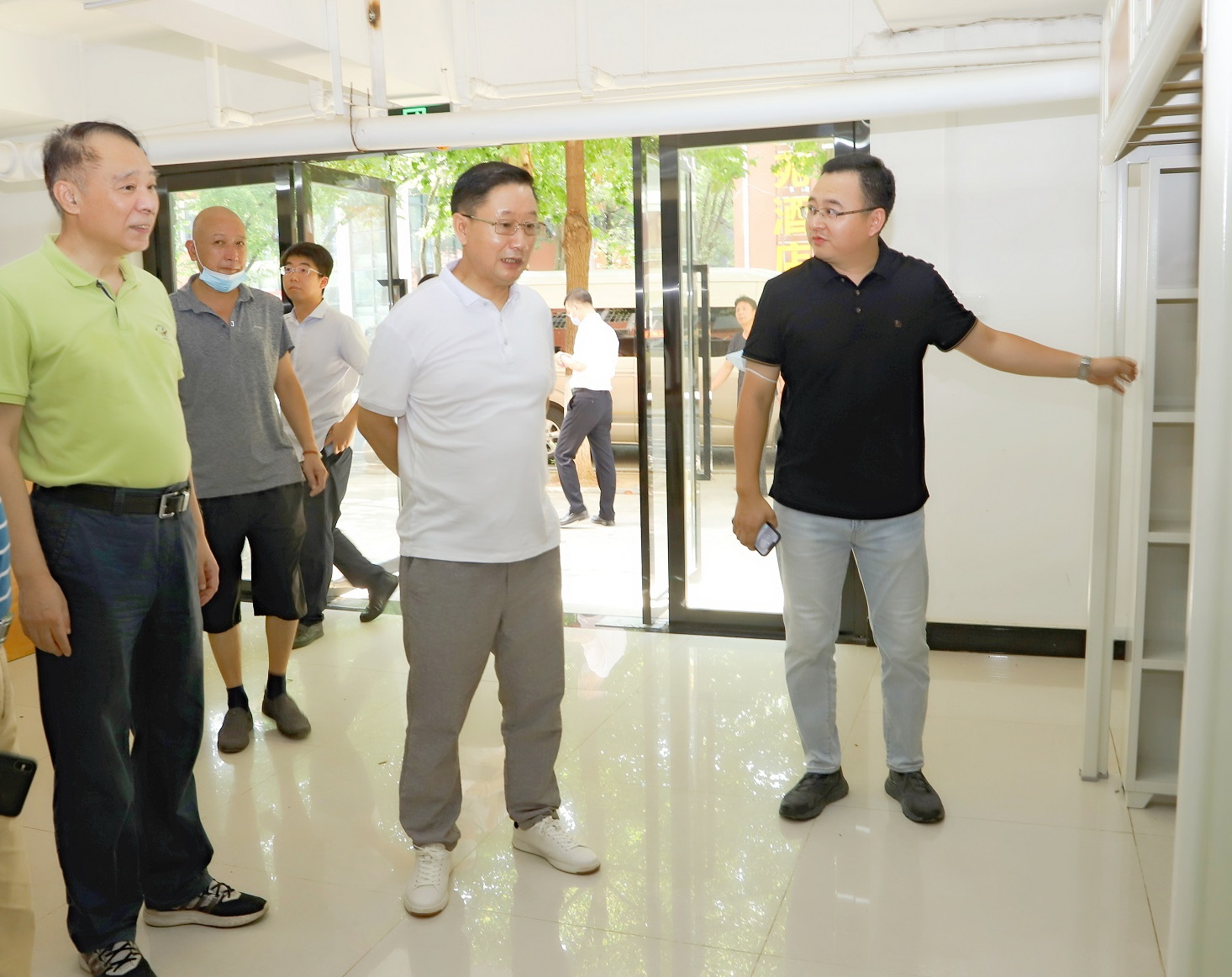 校长彭育园走访慰问暑期防疫及运行保障一线工作人员